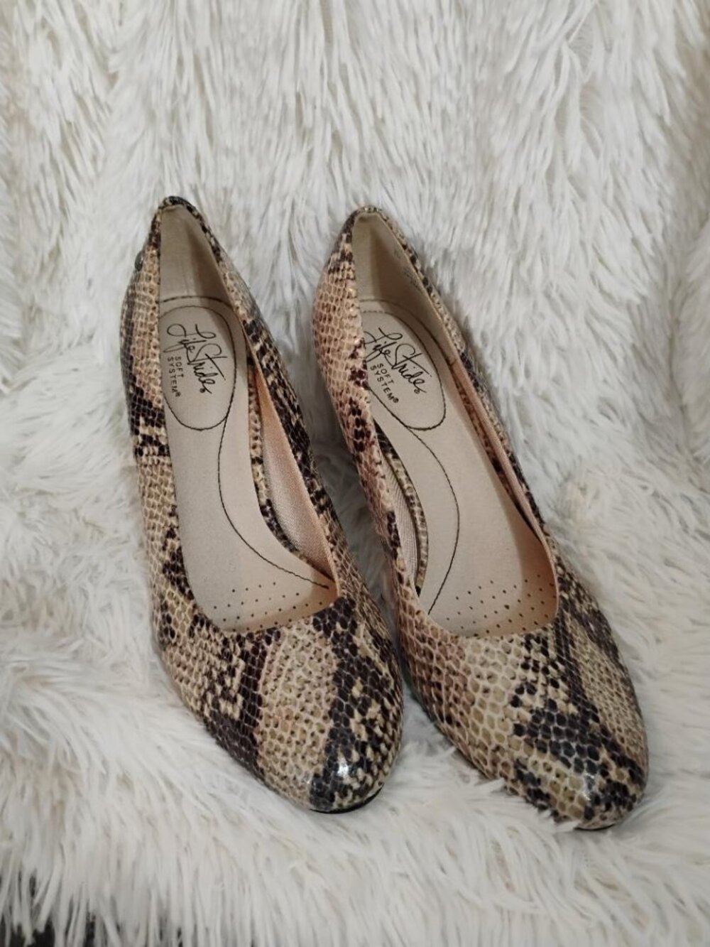 Life Stride Woman Pointed  Toe Pump Size 8M